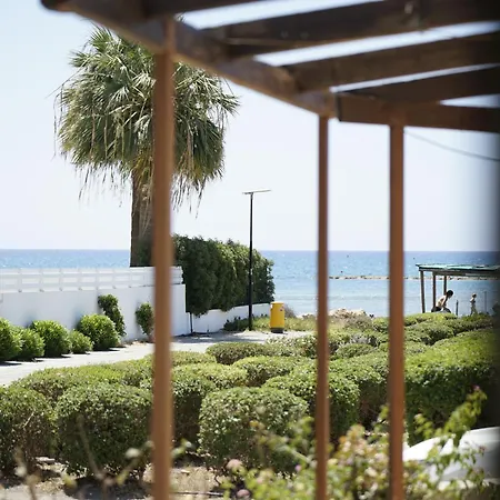 Searenity Seafront House - 50m From The Holiday home